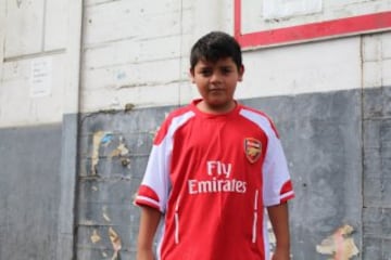 En la ciudad las camisetas del delantero se múltiplican, especialmente la del Arsenal, Barcelona y la selección chilena. 