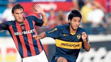 <b>EL PRIMERO. </b>Fabián Vargas, en plena acción con Boca.