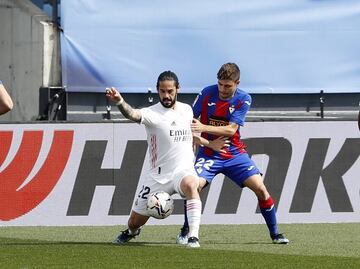 Isco trata de controlar el balón ante Alejandro Pozo. 