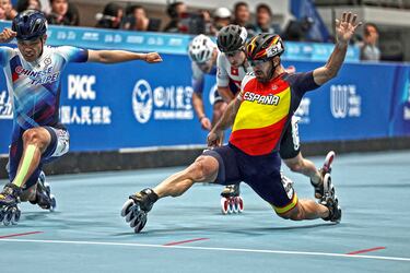  Francisco Jhoan Sebastián Guzmán Bitar, en acción, durante las eliminatorias preliminares de los 1.000 metros esprint masculino de los Juegos Mundiales, que se disputan en Chendú (China). El patinador español en línea busca su tercer oro tras imponerse en velocidad a una vuelta y 100 metros, donde además batió el récord del mundo que él mismo tenía.