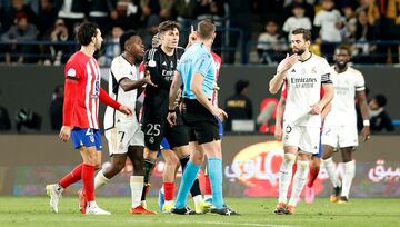 2-3 Kepa Arrizabalaga reclama falta de Álvaro Morata al árbitro del partido, pero Alberola Rojas no ve nada sancionable. Los rojiblancos marcan en el  minuto 77 de partido.