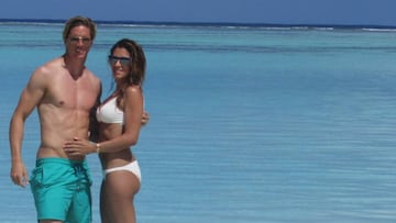 Fernando Torres junto a su esposa.