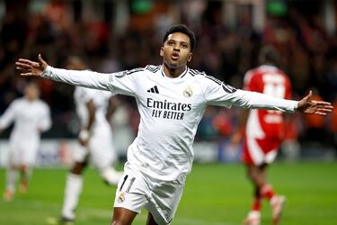 El Real Madrid golpea primero. Rodrygo, que venía de perdonar segundos antes, no lo hizo a la segunda oportunidad. Preciso disparo cruzado del brasileño que se topa con el palo largo, entrando posteriormente en la portería rival.