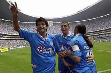 En 2001, Cruz Azul alcanzó la final de la Copa Libertadores. La delantera de aquel equipo se encontraba conformada por Palencia y Cardozo, dos de los mejores jugadores de la Liga MX. 