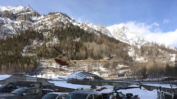 Imagen de un helic&oacute;ptero que rescat&oacute; a varios heridos tras una avalancha en la localidad de Courmayeur, en la regi&oacute;n alpina italiana del Valle de Aosta (noroeste), el jueves 2 de marzo de 2017.