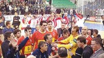 <b>IMPOTENCIA.</b> César Argilés y sus jugadores protestaron airadamente en la mesa arbitral, sin ningún fruto, la validez del último gol de Croacia.