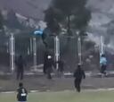 ¡Locura en Ayacucho! El árbitro tuvo que trepar la alambrada para no acabar siendo linchado