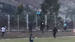 ¡Locura en Ayacucho! El árbitro tuvo que trepar la alambrada para no acabar siendo linchado
