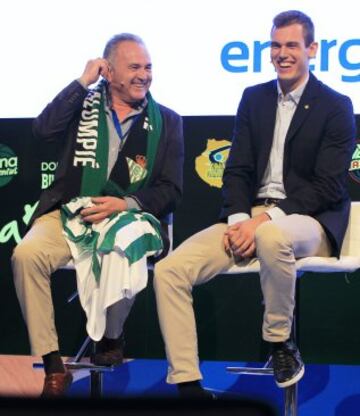 Radicevic junto al ex futbolista Gordillo presentando al nuevo Betis.