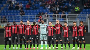 Soccer Football - Serie A - AC Milan v Monza - San Siro, Milan, Italy - May 24, 2025 AC Milan players during a minute's silence in memory of Italian professional boxer Nino Benvenuti before the match REUTERS/Daniele Mascolo