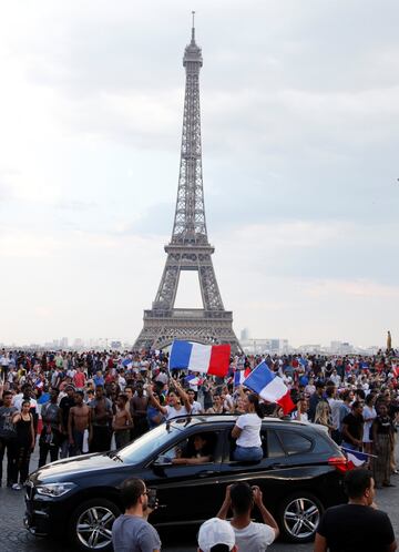 Alegría por las calles de París. 