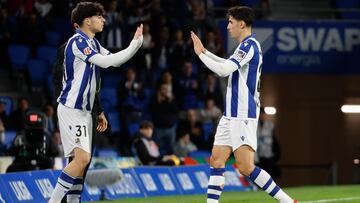 SAN SEBASTIÁN, 23/02/2025.- El defensa marroquí de la Real Sociedad, Naif Aguerd (d) se retira lesionado durante el encuentro correspondiente a la jornada 25 de Laliga EA Sports que disputan hoy domingo Real Sociedad y Leganés en el estadio de Anoeta, en San Sebastián. EFE / Javier Etxezarreta.