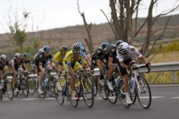 El pelotón de cabeza a unos 20 kilómetros de la meta, durante la octava etapa de la Vuelta Ciclista a España 2014, en su 69 edición, que ha partido de Baeza (Jaén) y ha terminado en Albacete, con una distancia de 207 kilómetros.