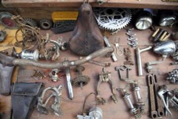 La carrera se creó en 1997 para salvaguardar la Strade Bianche de la Toscana. Empieza y termina en Gaiole, pueblo de la provincia de Siena.