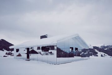 La construcción es una obra del artista norteamericano Doug Aitken que ha titulado con el nombre de ‘Mirage Gstaad’.