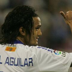 Abel Aguilar triunfa en una jornada aciaga para los delanteros