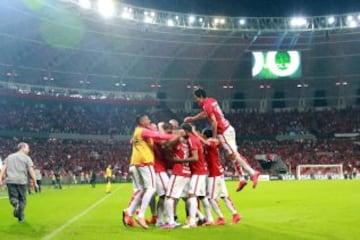 Inter de Porto Alegre sufrió y mucho para derrotar a Santa Fe. Charles Aránguiz fue clave en la mitad de la cancha.