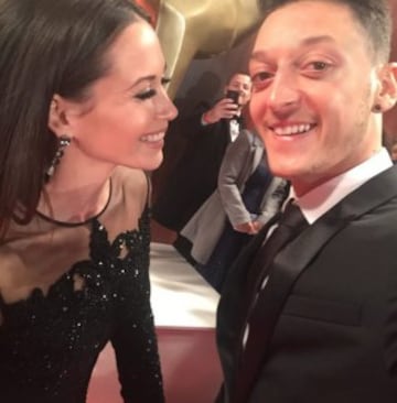 Mesut Ozil y Mandy Capristo 
@m10_official