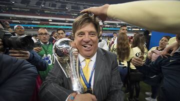 El estratega del América asistió a un programa tras coronarse con el América y renombró al periodista mexicano.