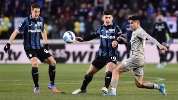 Bergamo (Italy), 13/03/2022.- Atalanta&#039;s Ruslan Malinovskyi and Genoa&#039;&Atilde;&Atilde;&acute;s Pablo Galdames (R) in action during the Italian Serie A soccer match Atalanta BC vs Genoa FC at the Gewiss Stadium in Bergamo, Italy, 13 March 2022. 