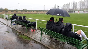 Aficionados del Real Burgos mirando el partido.