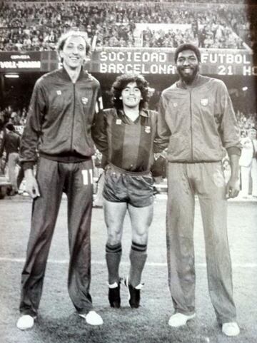 Durante su etapa en Barcelona, Maradona posó junto a los basquetbolistas Juan de la Cruz y Chicho Sibilio, exjugadores del FC Barcelona de baloncesto