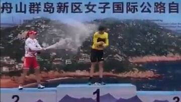 Sheyla Guti&eacute;rrez celebra su liderato en la general del Tour de Zhoushan Island.