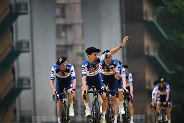 El ciclista francés Julian Alaphilippe del equipo Soudal Quick-Stepwaves saluda al público de camino al Museo Guggenheim de Bilbao durante la presentación de la edición 2023 del Tour de Francia.