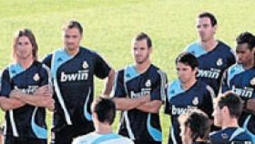 <b>PRIMERA CHARLA. </b>Schuster reunió a los 24 jugadores en el césped para explicarles cómo quería que realizasen los ejercicios con balón.