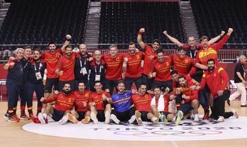 'Los Hispanos' celebran la medalla de bronce. 