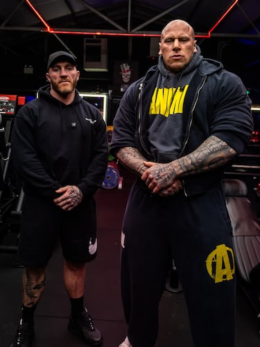En una de sus imágenes más recientes, posa junto a Paul Venis, kickboxer profesional con gran presencia en redes.