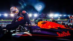 Verstappen, bajándose del Red Bull en el GP de Singapur 2022.