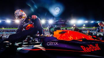 Verstappen, baj芍ndose del Red Bull en el GP de Singapur 2022.