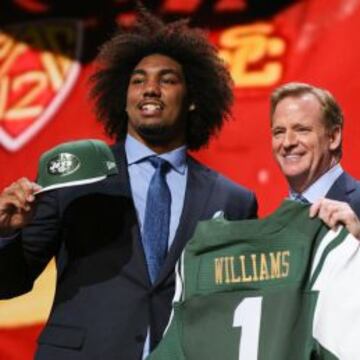 Leonard Williams con Roger Goodell en la ceremonia del draft.