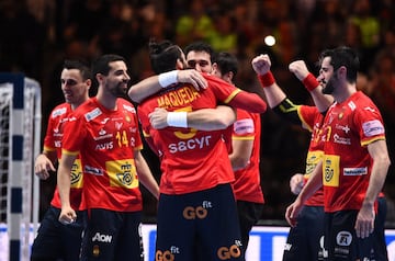 Los jugadores de la selección española celebran la medalla de oro tras ganar a Croacia por 22-20.