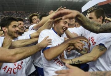 La alegría del Sporting tras conseguir la permanencia