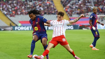 Soccer Football - LaLiga - FC Barcelona v Girona - Estadi Olimpic Lluis Companys, Barcelona, Spain - October 18, 2025 FC Barcelona's Jules Kounde in action with Girona's Joel Roca REUTERS/Albert Gea