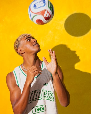 La marca deportiva ha presentado el que será el balón oficial para el Mundial 2026 el cual se disputará en Estados Unidos, México y Canadá. Cada país anfitrión está representado mediante iconografía significativa: una estrella para EE. UU., una hoja de arce para Canadá y un águila para México.