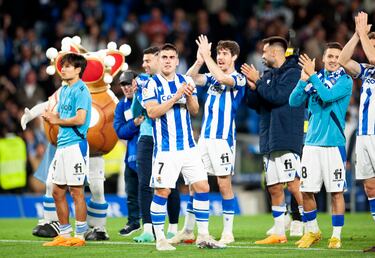 Los jugadores de la Real Sociedad saludaa a sus aaficionados tras terminar el encuentro.