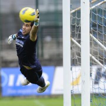 Bravo se estira para desviar el balón. Hoy no sabe si podrá jugar contra el Rayo.