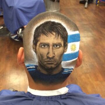 Lionel Messi, junto con la bandera de su natal Argentina.