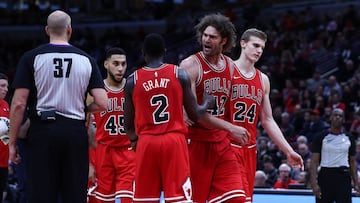 Robin L&oacute;pez grita al &aacute;rbitro. Jerian Grant y Lauri Markkanen, el futuro de los Bulls, le sujetan.