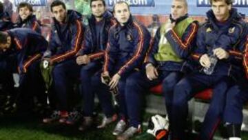 <b>A LA ESPERA. </b>Fernando Llorente, entre los dos guardametas suplentes de la Selección, en el banquillo del partido de Honduras.