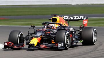 Verstappen durante los Libres 1 del GP de Gran Bretaña.