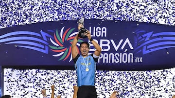 Benjamín Galindo Cruz levanta el trofeo de campeón con Cancún FC.