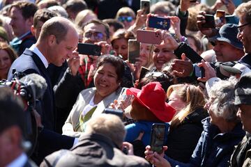 El Rey Carlos III y el Príncipe de Gales visitan por sorpresa a la gente que hace cola para entrar a la capilla ardiente de la reina Isabel II. A su llegada han sido aclamados por las personas que llevan horas esperando.