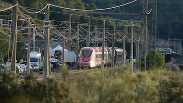 Imagen de la zona del accidente ferroviario con los convoyes de trenes siniestrados donde han comenzado los trabajos de recuperación de los mismos. A 19 de enero de 2026, en Adamuz, Córdoba (Andalucía, España). La cifra de fallecidos se ha elevado a 39, según han fuentes del Ministerio de Interior, tras el descarrilamiento registrado sobre las 19,45 horas de este domingo, 18 de enero, de un tren Iryo 6189 en el que viajaban unas 300 personas y que cubría el trayecto Málaga-Puerta de Atocha, ocurrido en los desvíos de entrada a la vía 1 de la estación de Adamuz (Córdoba), lo que provocó que el vehículo invadiera la vía contigua.
19 ENERO 2026
Joaquin Corchero / Europa Press
19/01/2026