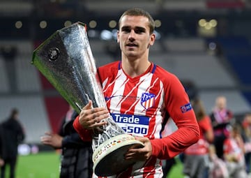 Griezmann sostiene el trofeo de la Europa League.