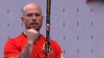 Erik Noya levantando el puño tras conseguir el récord de España de escalada de velocidad en Villars, Suiza.