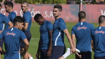 11/09/19 ENTRENAMIENTO SPORTING DE GIJON 
 BORJA ENTRE SUS COMPA&Ntilde;EROS